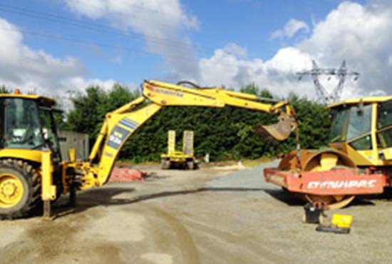 Tractopelle et rouleau compresseur